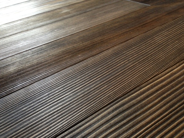 モミの床材と春風のペッパー色の組み合わせ